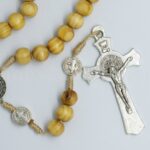 Różaniec dla wrogów to znak potęgi Maryi, wiary i broni, która zwycięża świat. Dlatego tak drżą.